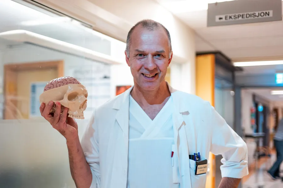 En mann som holder en smultring