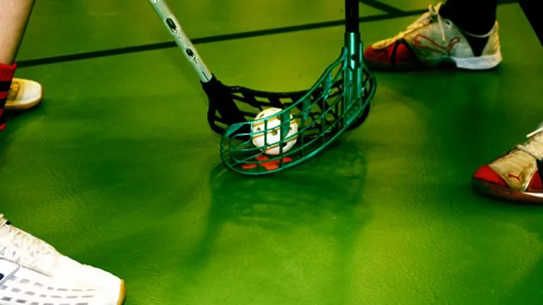 To personer spiller innebandy