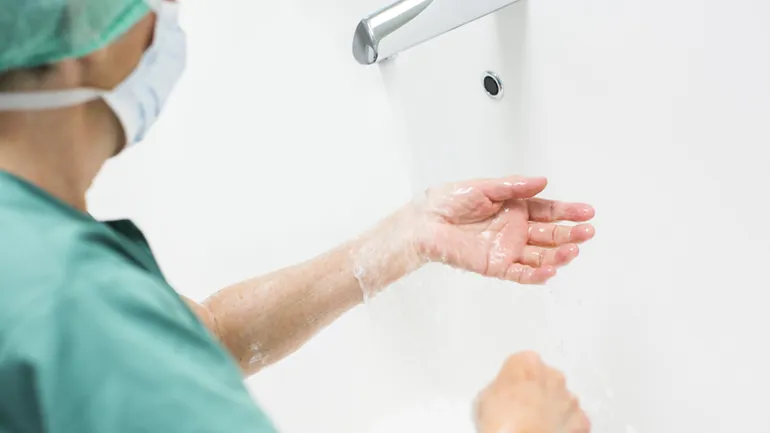 En lege vasker sine hender