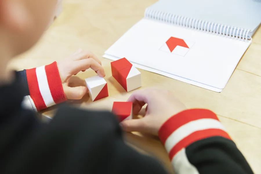 Noen få personer som spiller kort