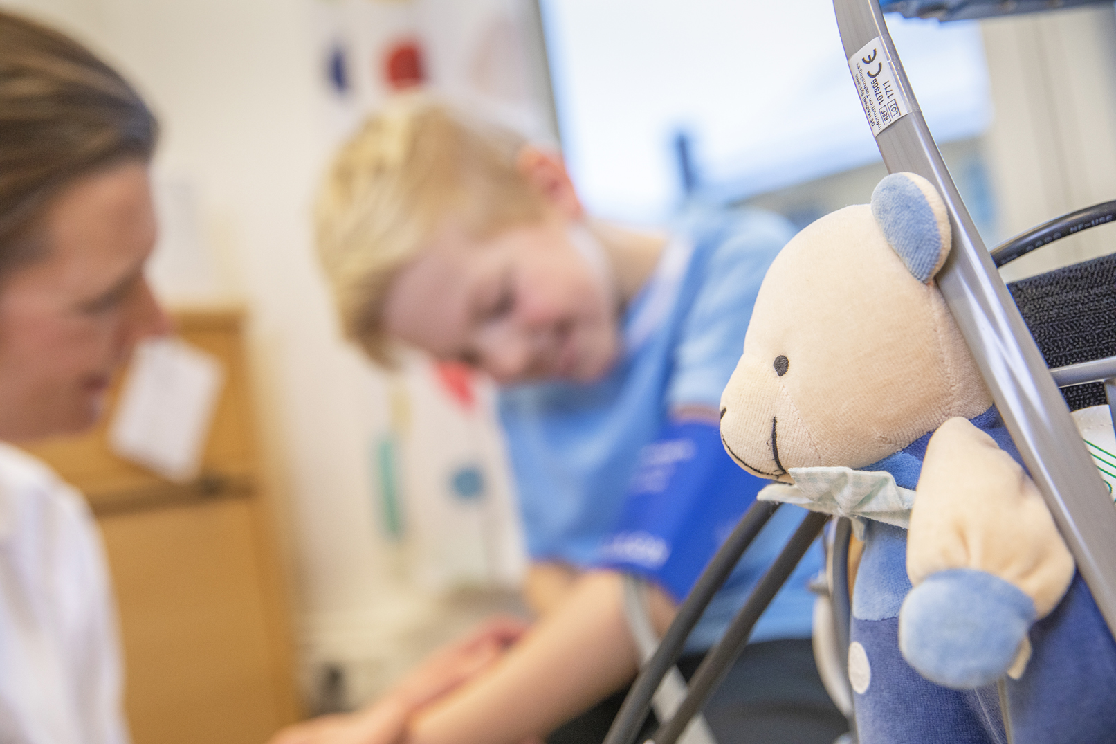 Barn på sykehus med bamse i front.