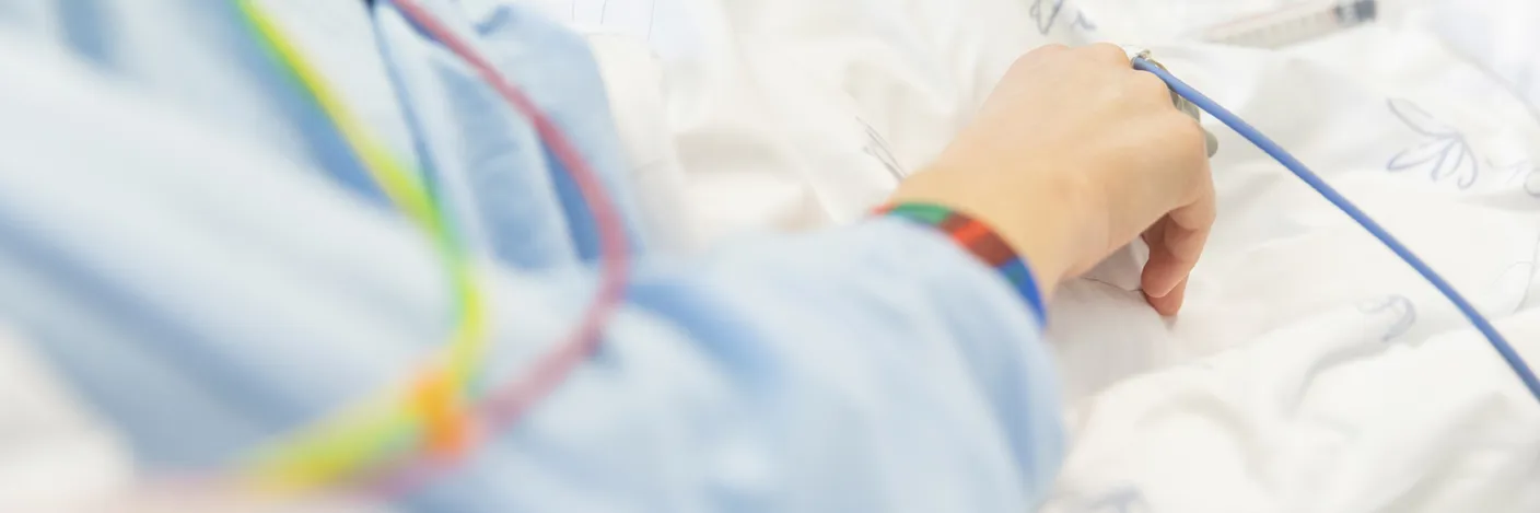 En baby i en sykehusseng