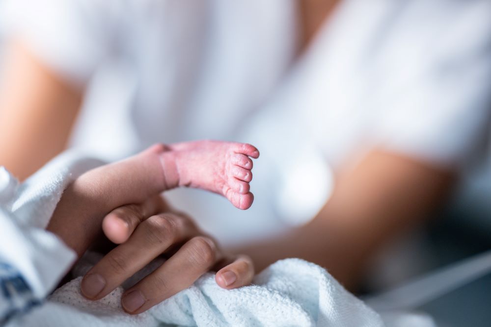 Et nærbilde av en babys føtter