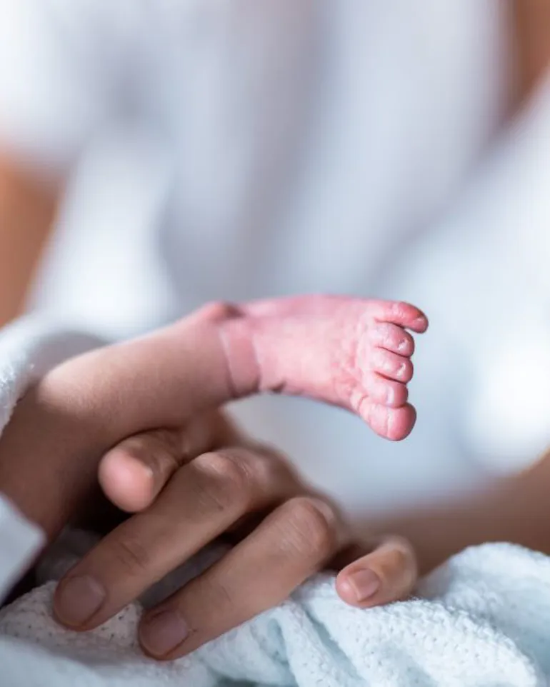 Et nærbilde av en babys føtter