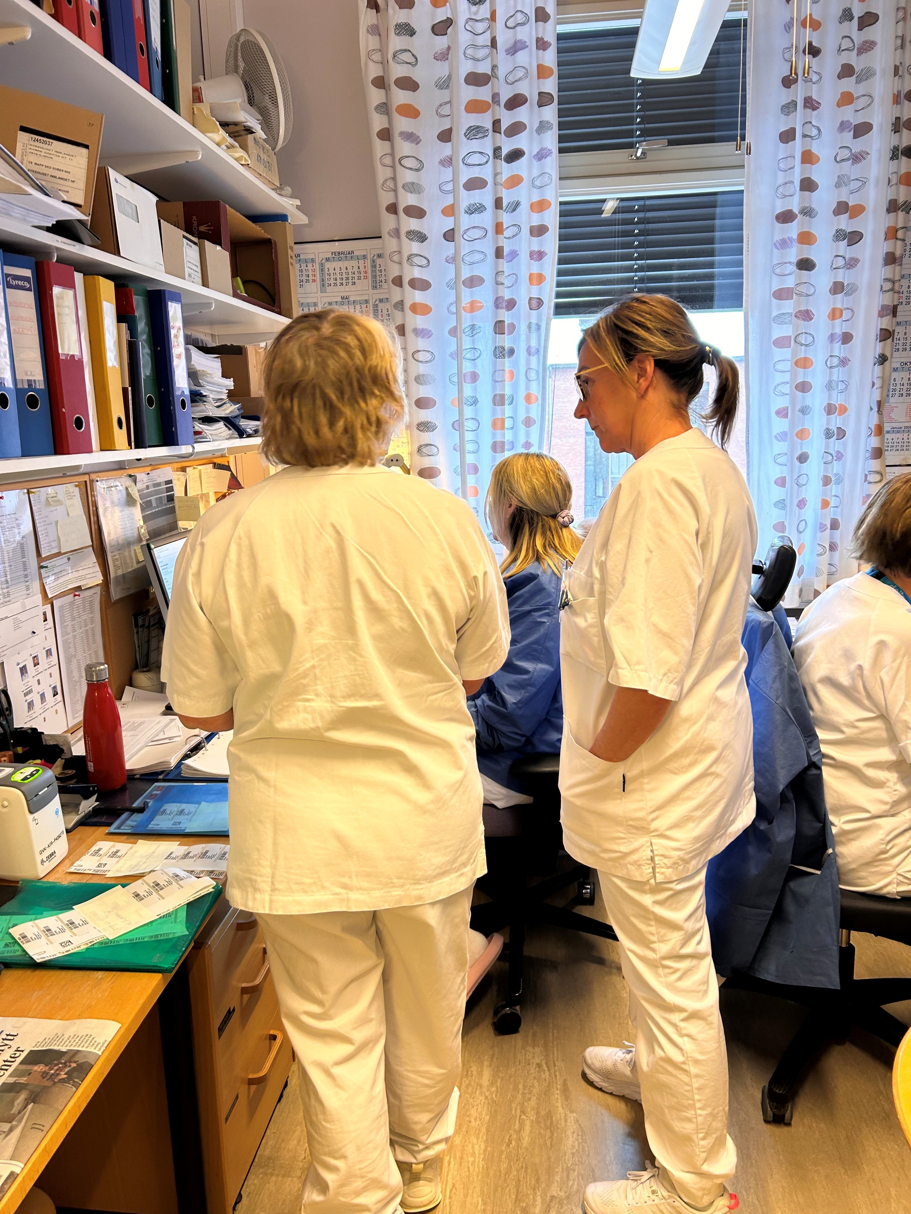 En gruppe mennesker i et rom