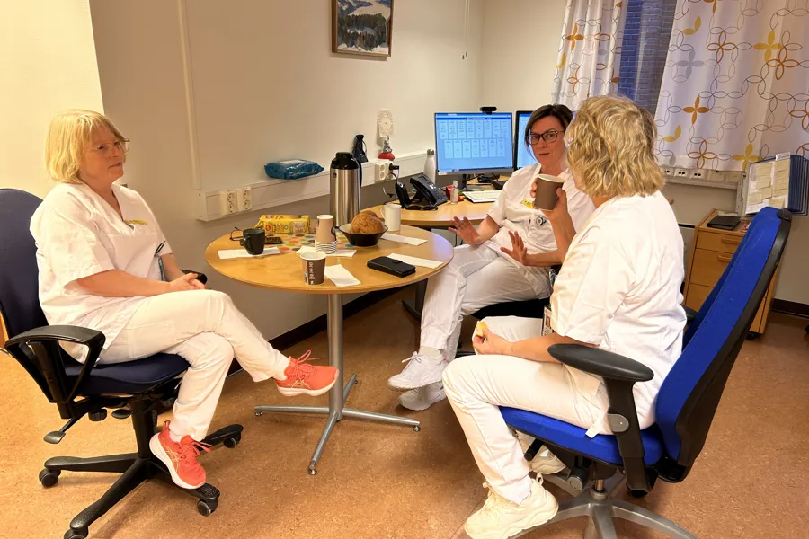 En gruppe mennesker som sitter rundt et bord