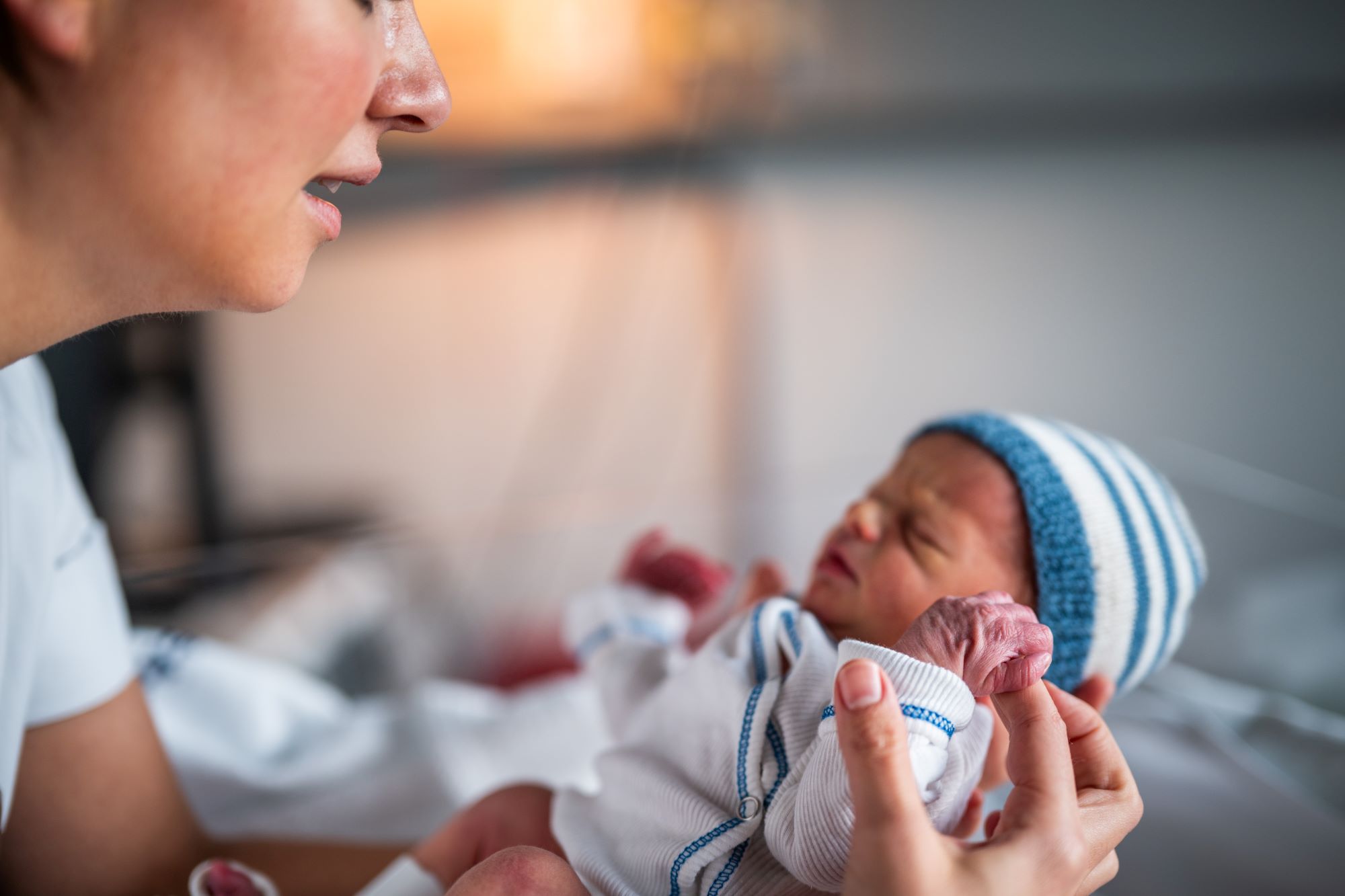 En kvinnelig ansatt holder en nyfødt baby