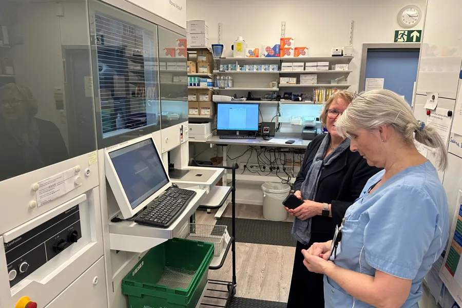 Et par kvinner i et laboratorium