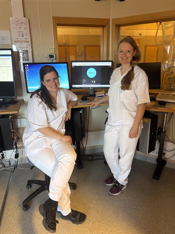 Et par kvinner i hvite skjorter