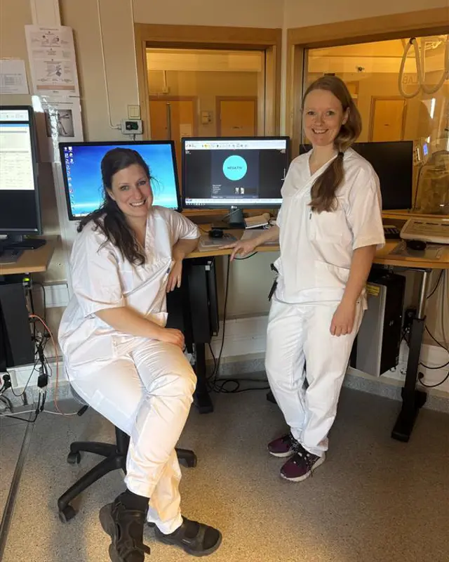 Et par kvinner i hvite skjorter