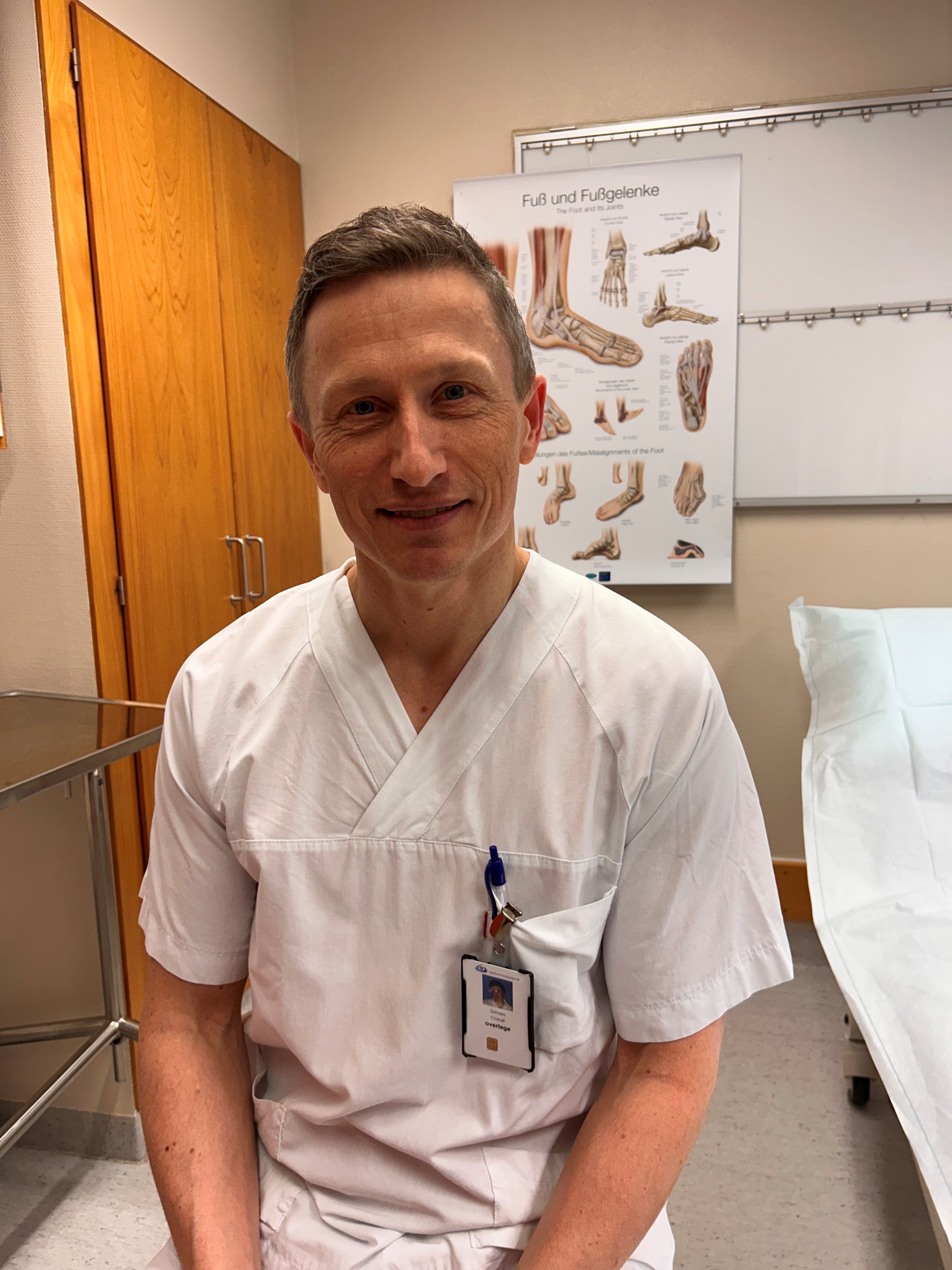 En mann iført hvit skjorte