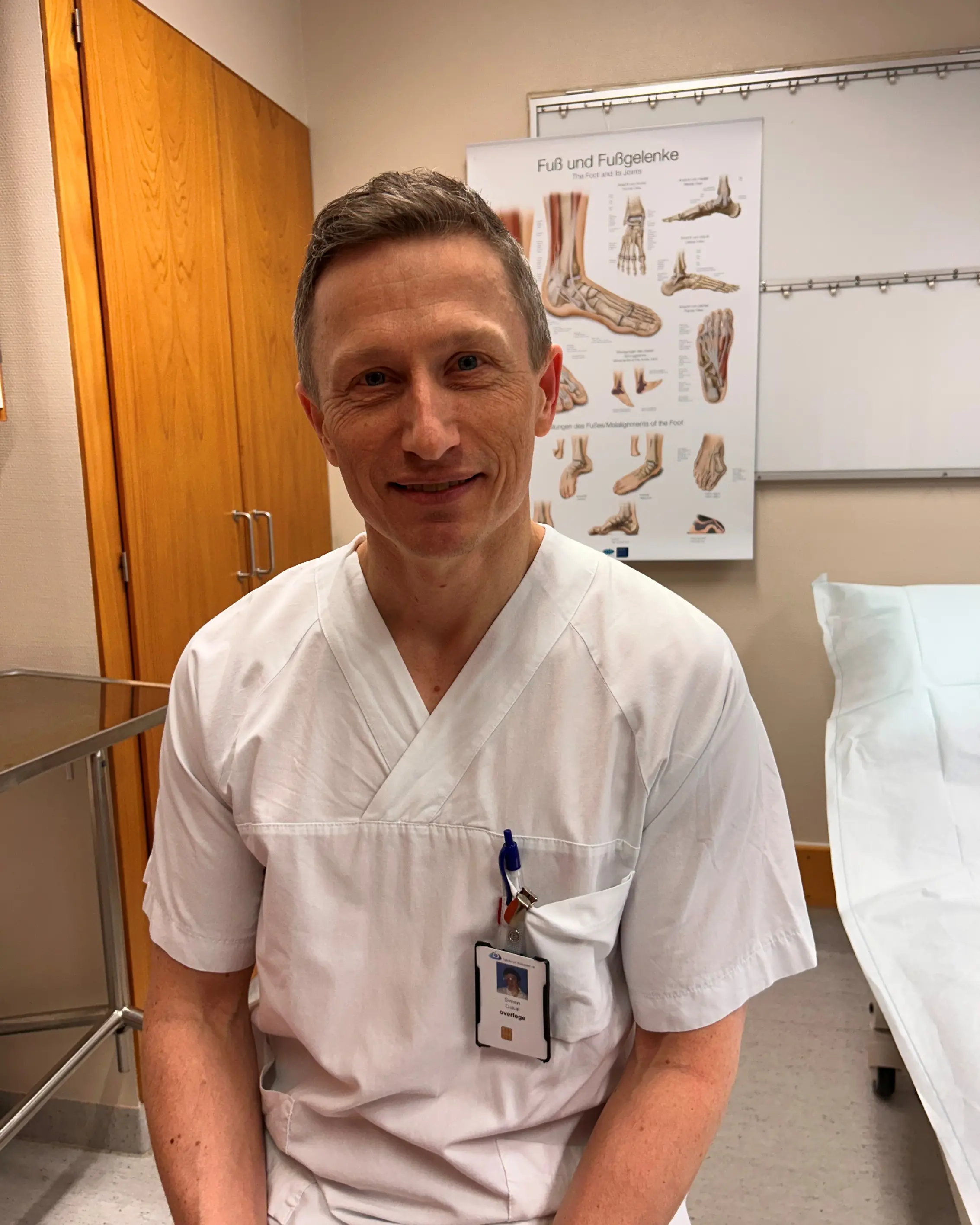 En mann iført hvit skjorte