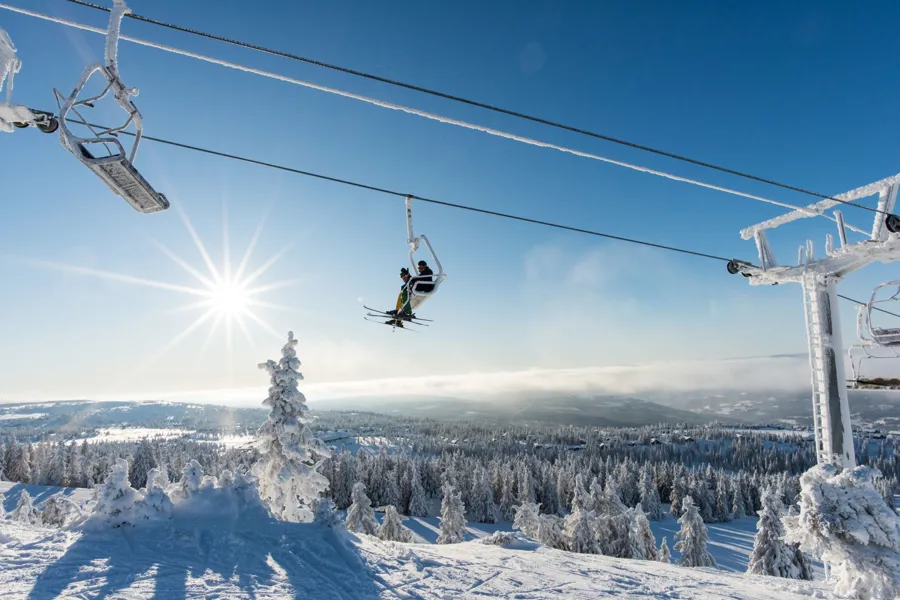 En person som hopper fra en skiheis