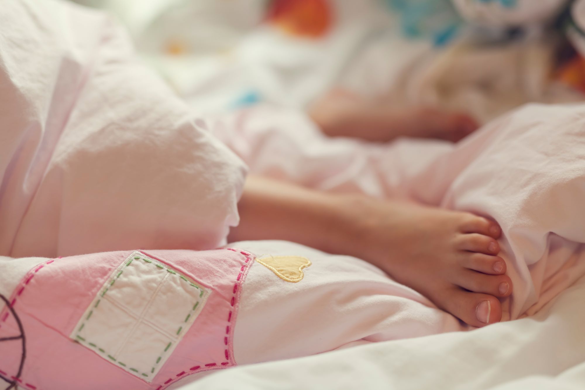 En baby med et papir på brystet