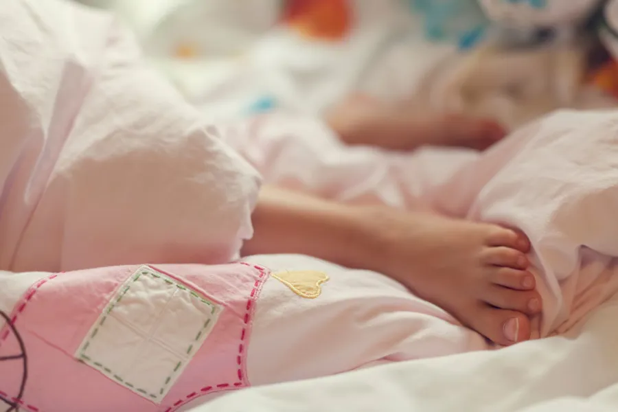 En baby med et papir på brystet