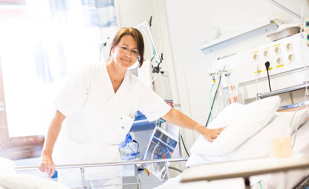 En kvinne i en sykehusseng