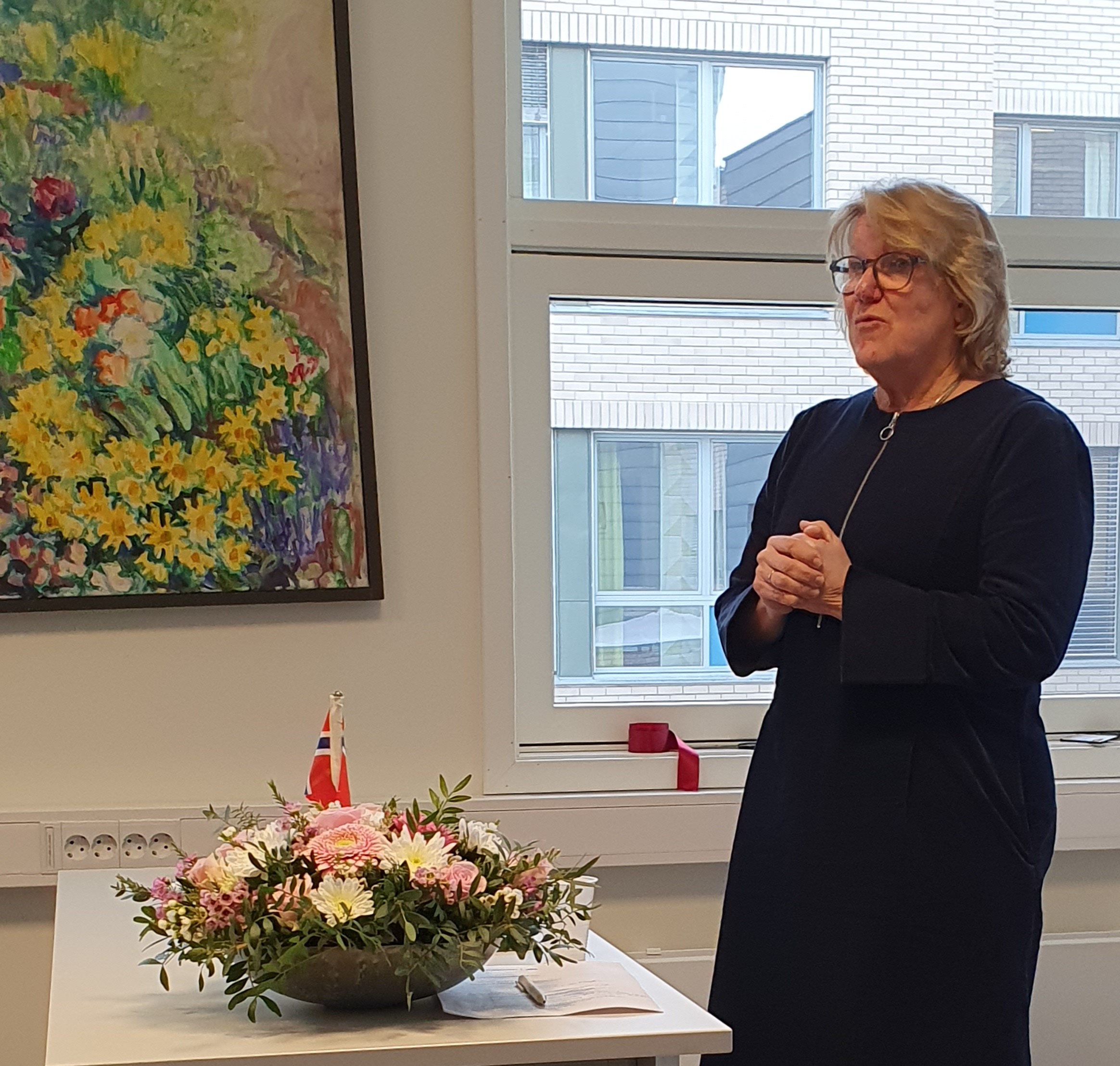 En person som står foran et maleri