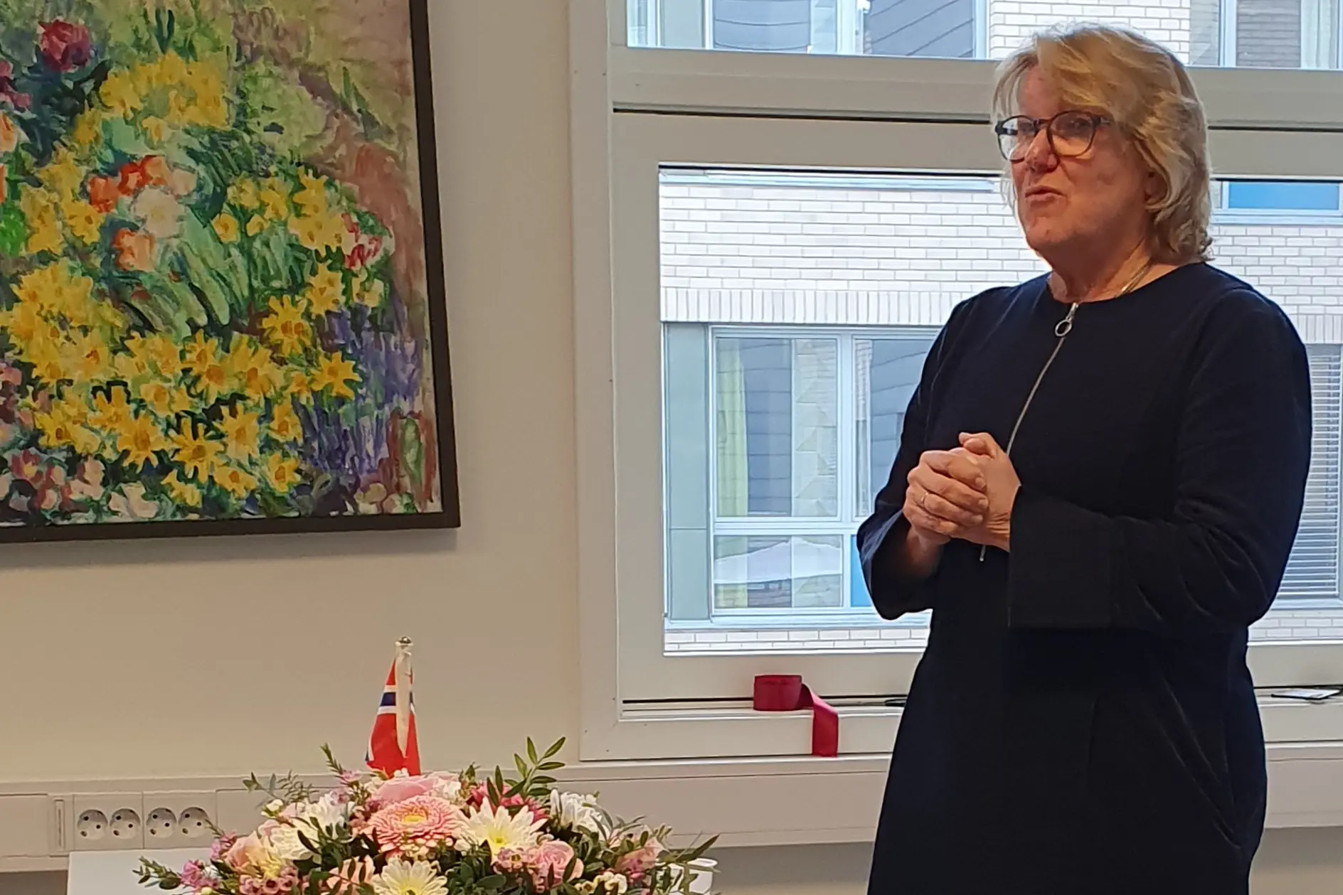 En person som står foran et maleri