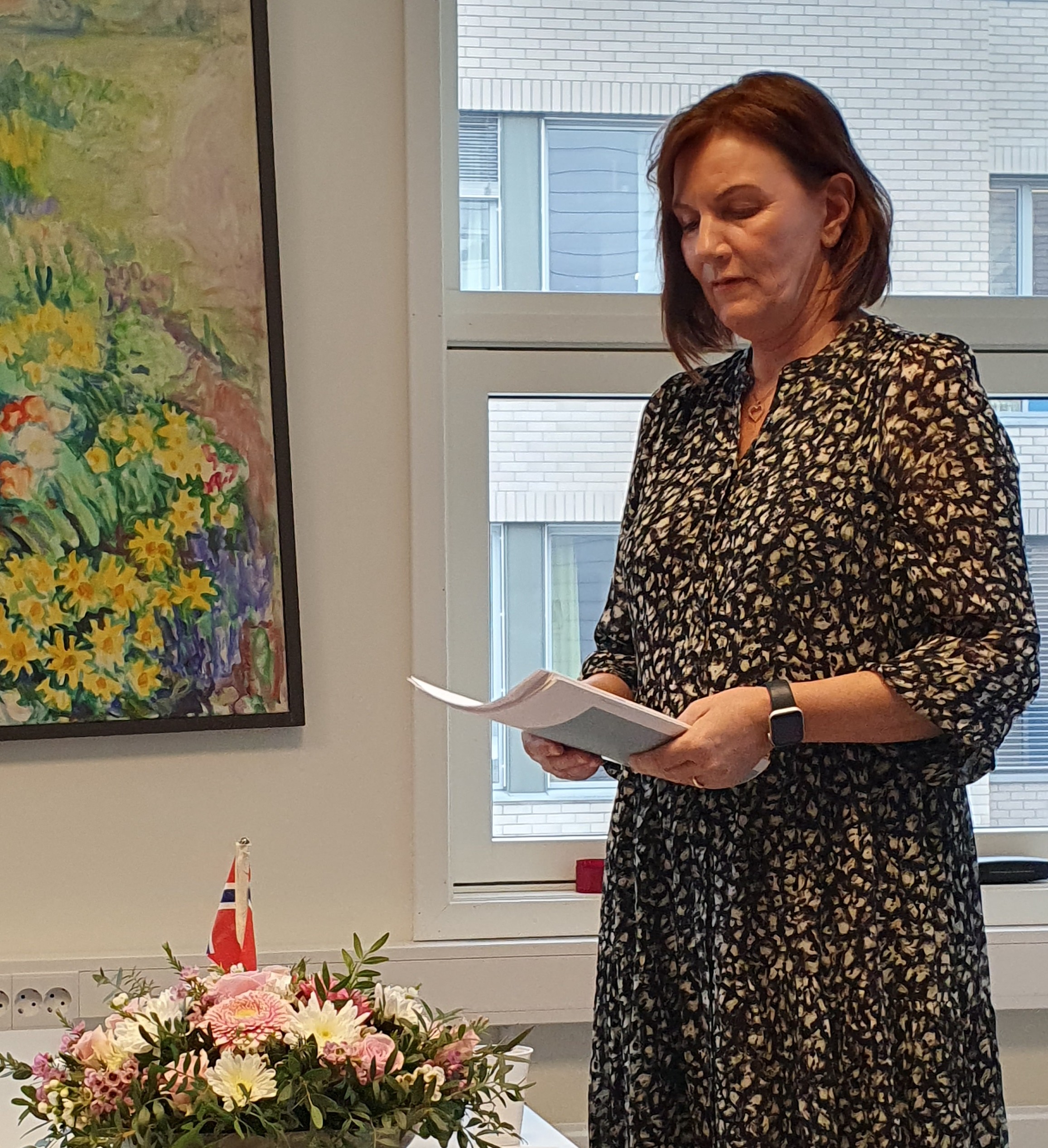 En person som holder penn og papir