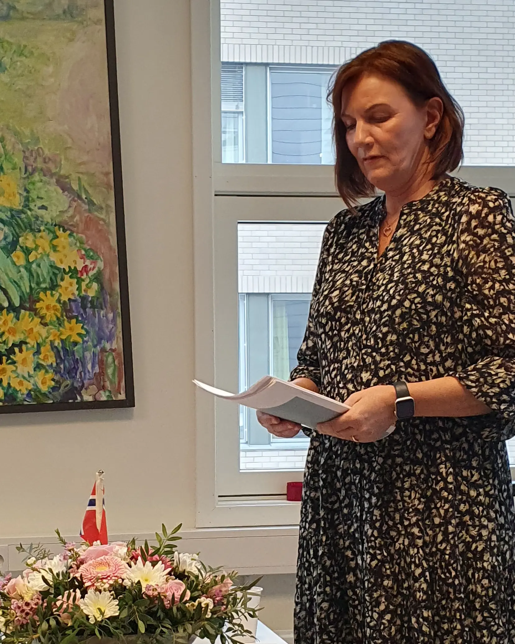 En person som holder penn og papir