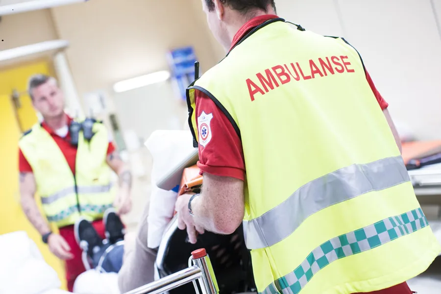 En person i gul og rød skjorte