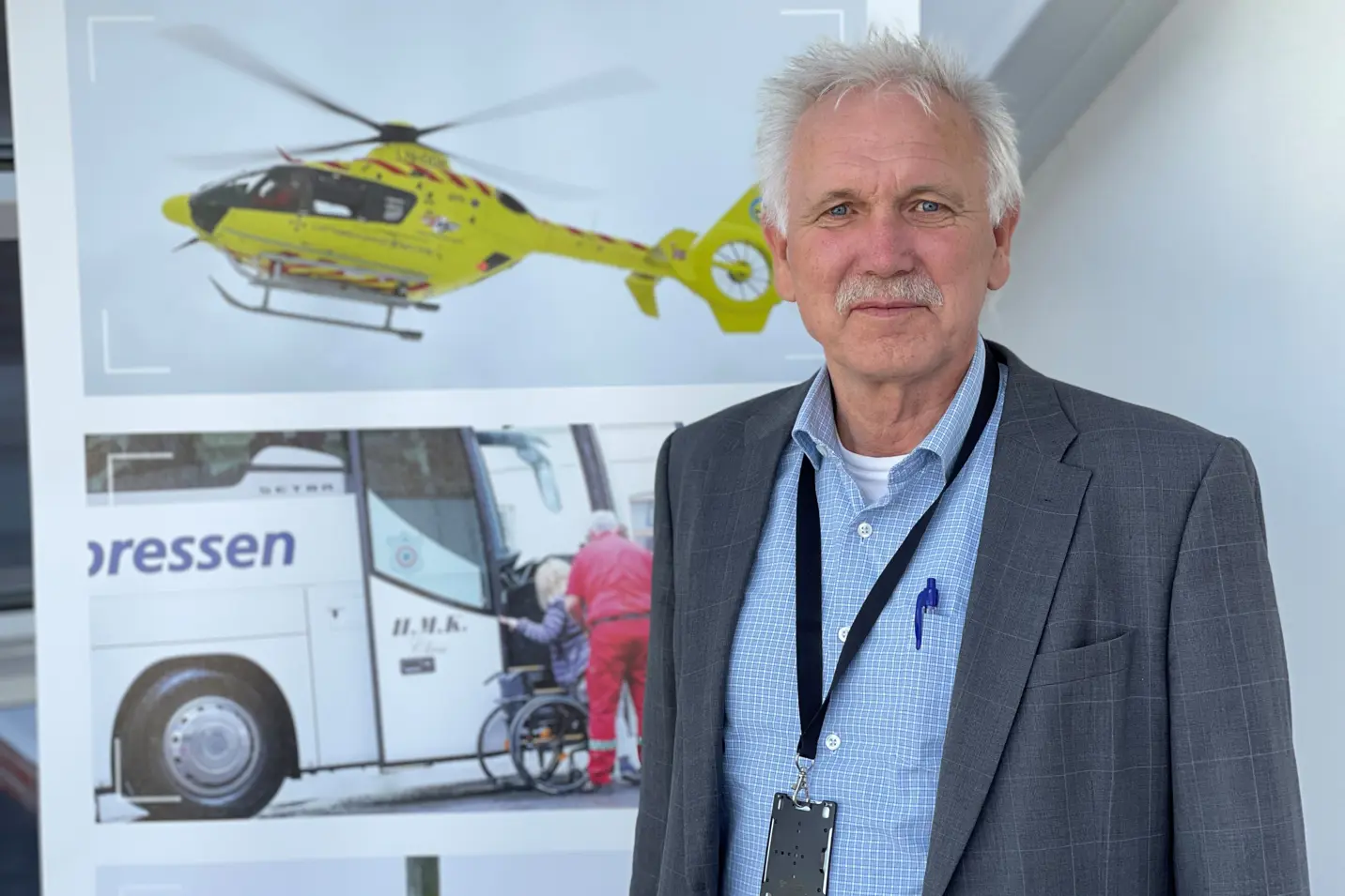 En mann i dress og slips