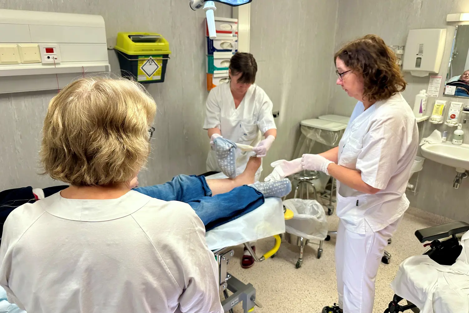 En gruppe personer i et rom