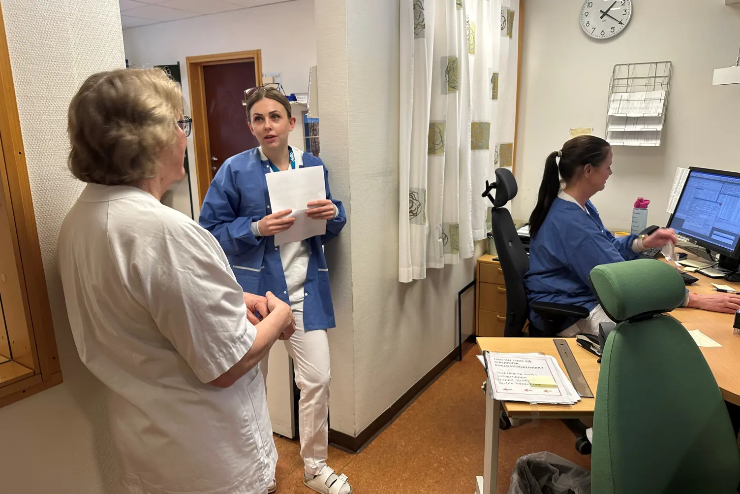 En gruppe kvinner i et rom