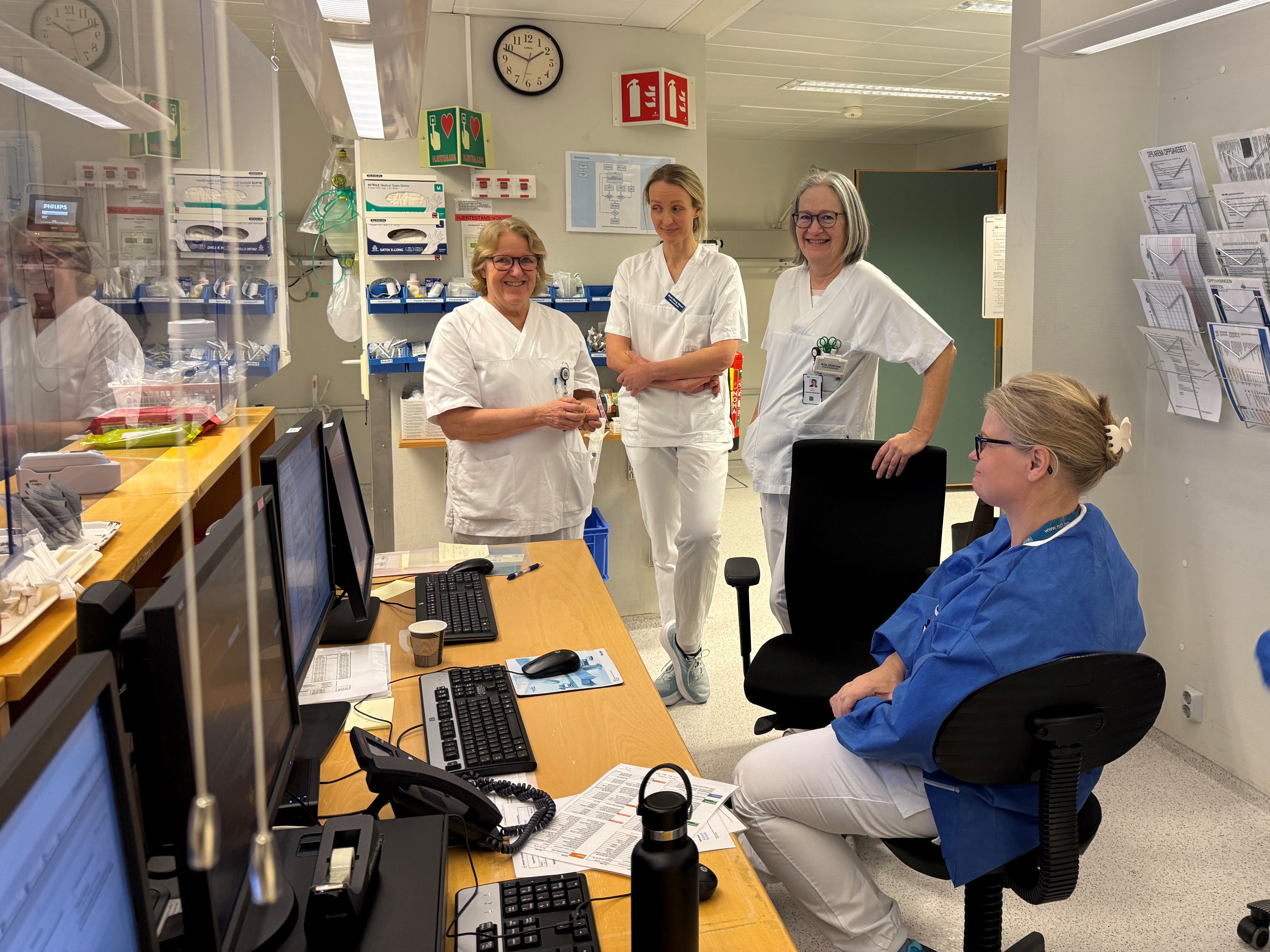 En gruppe mennesker i et rom