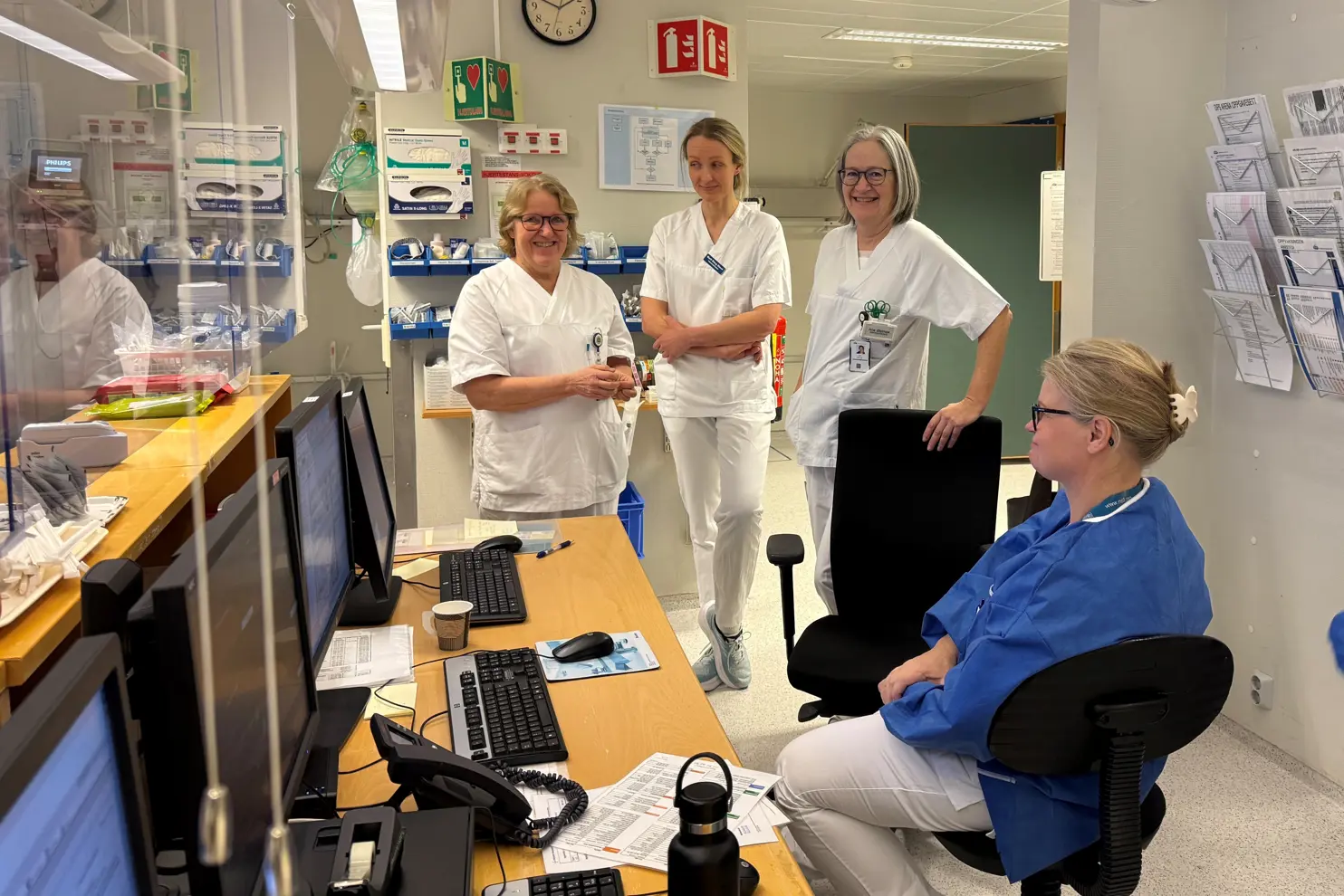 En gruppe mennesker i et rom