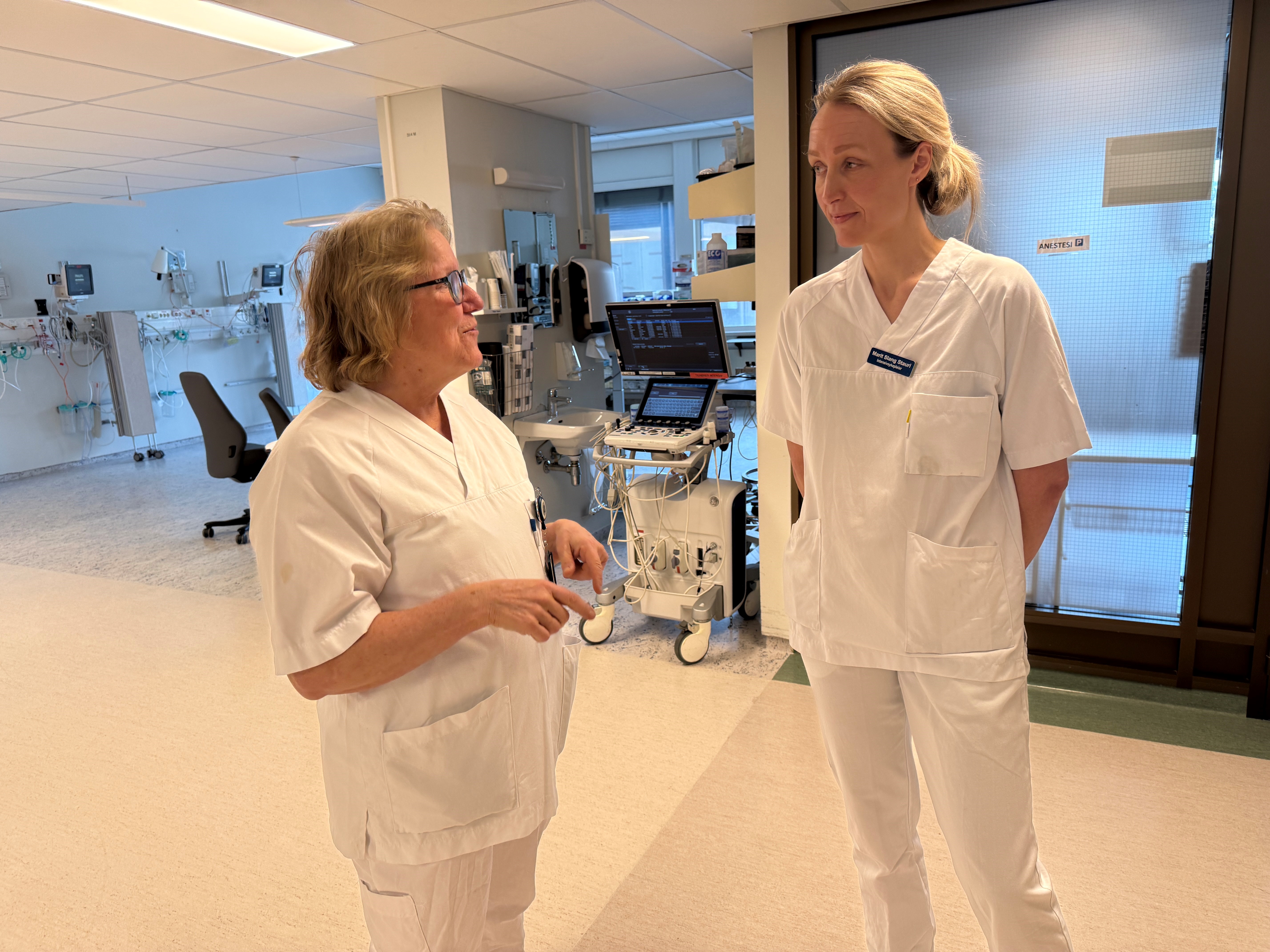 En mann i hvit laboratoriefrakk