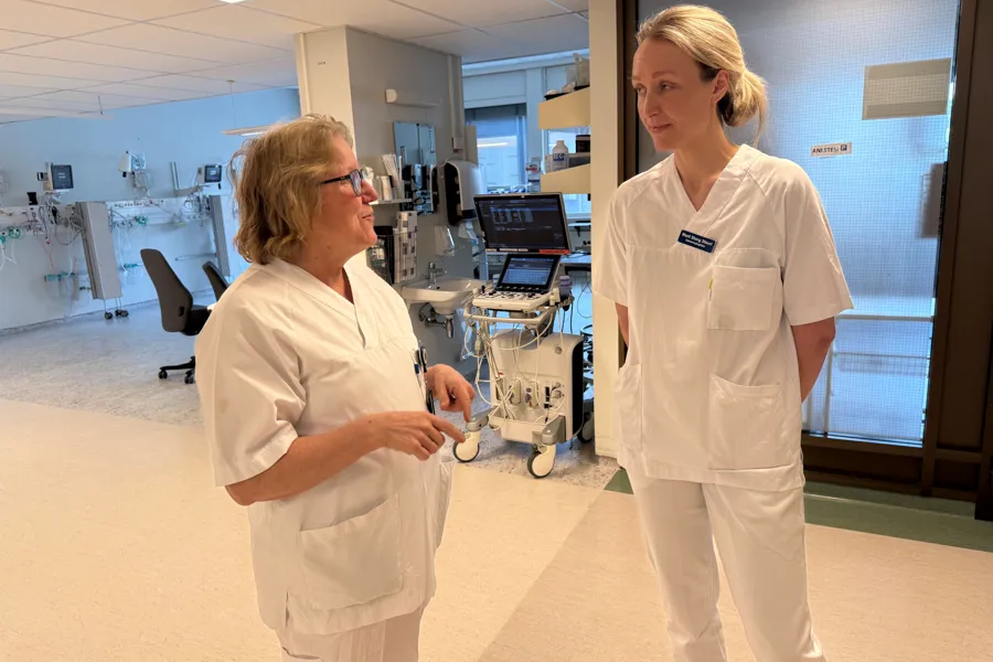 En mann i hvit laboratoriefrakk