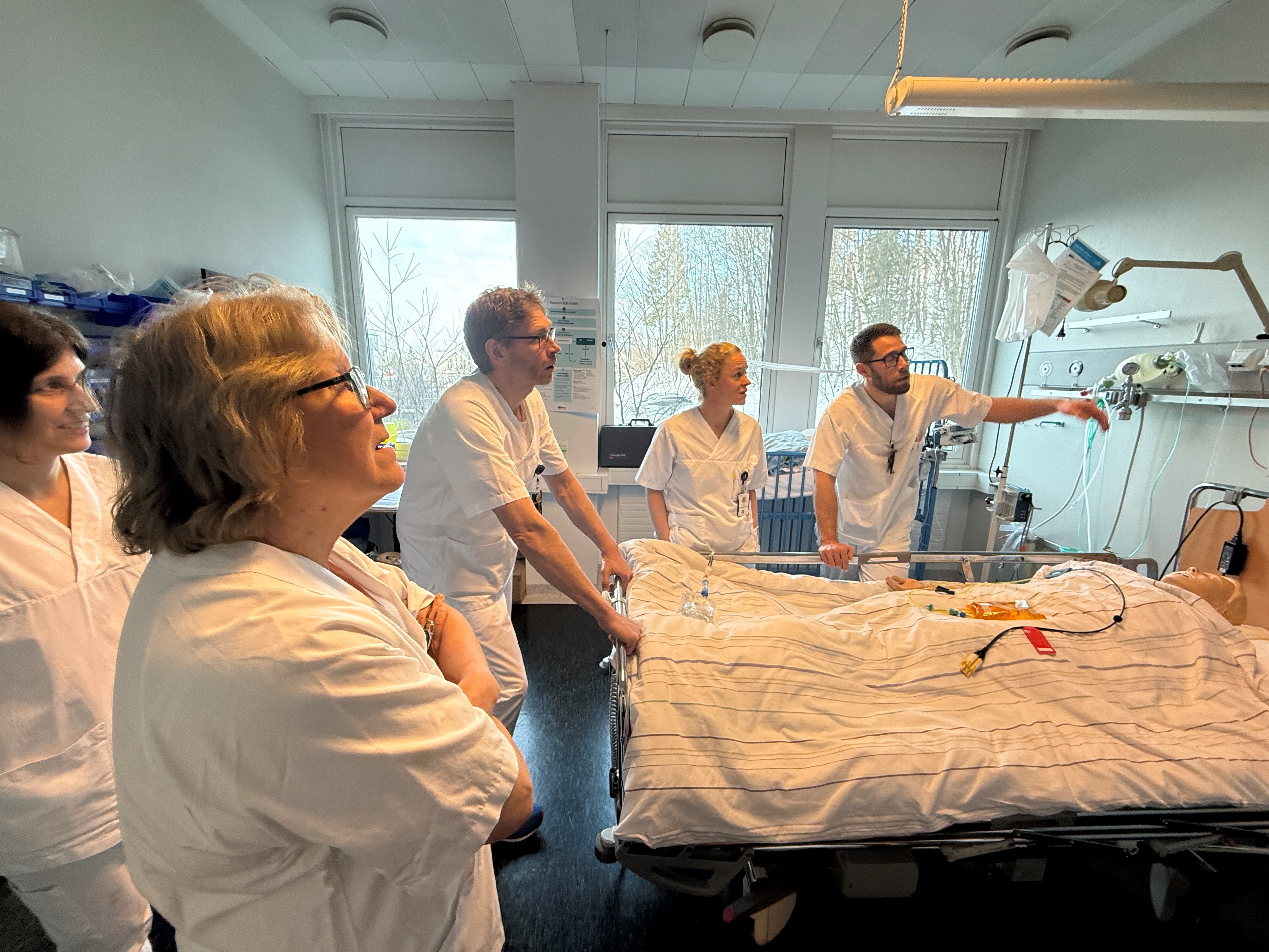 En gruppe mennesker i et rom