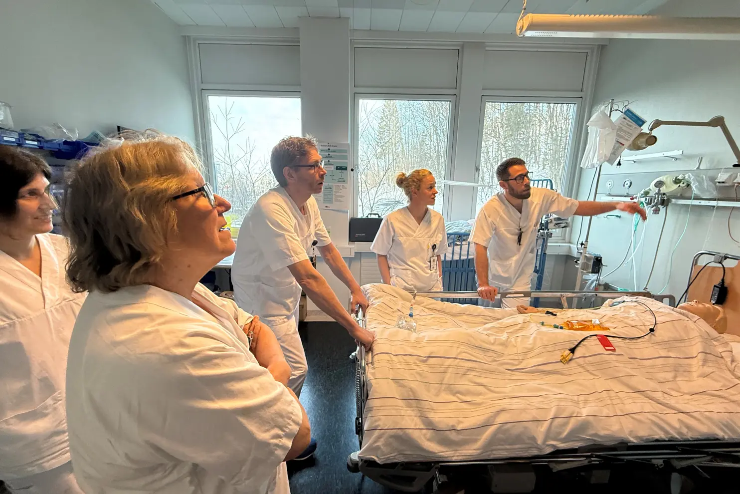 En gruppe mennesker i et rom