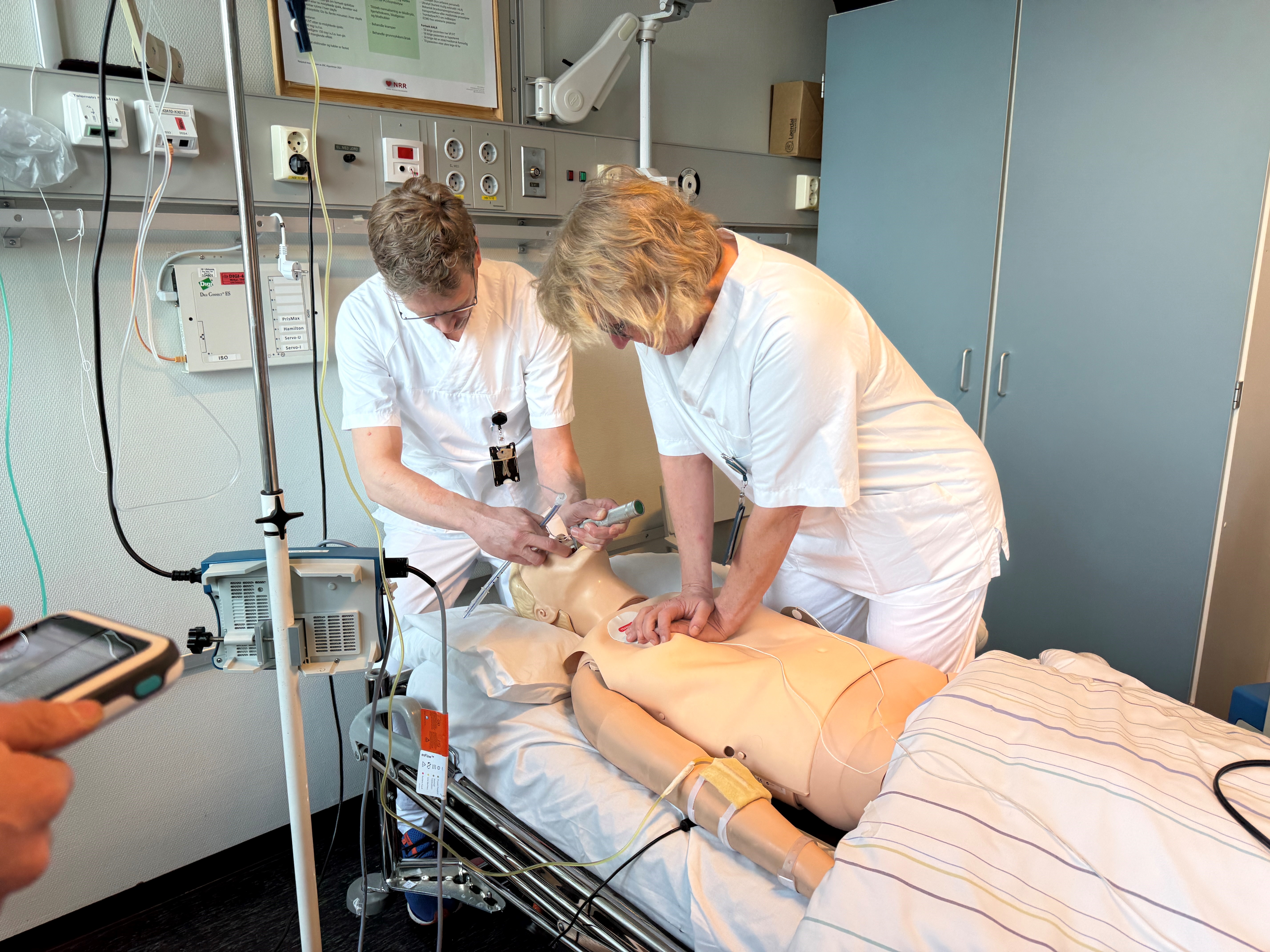 Et par personer på et sykehus