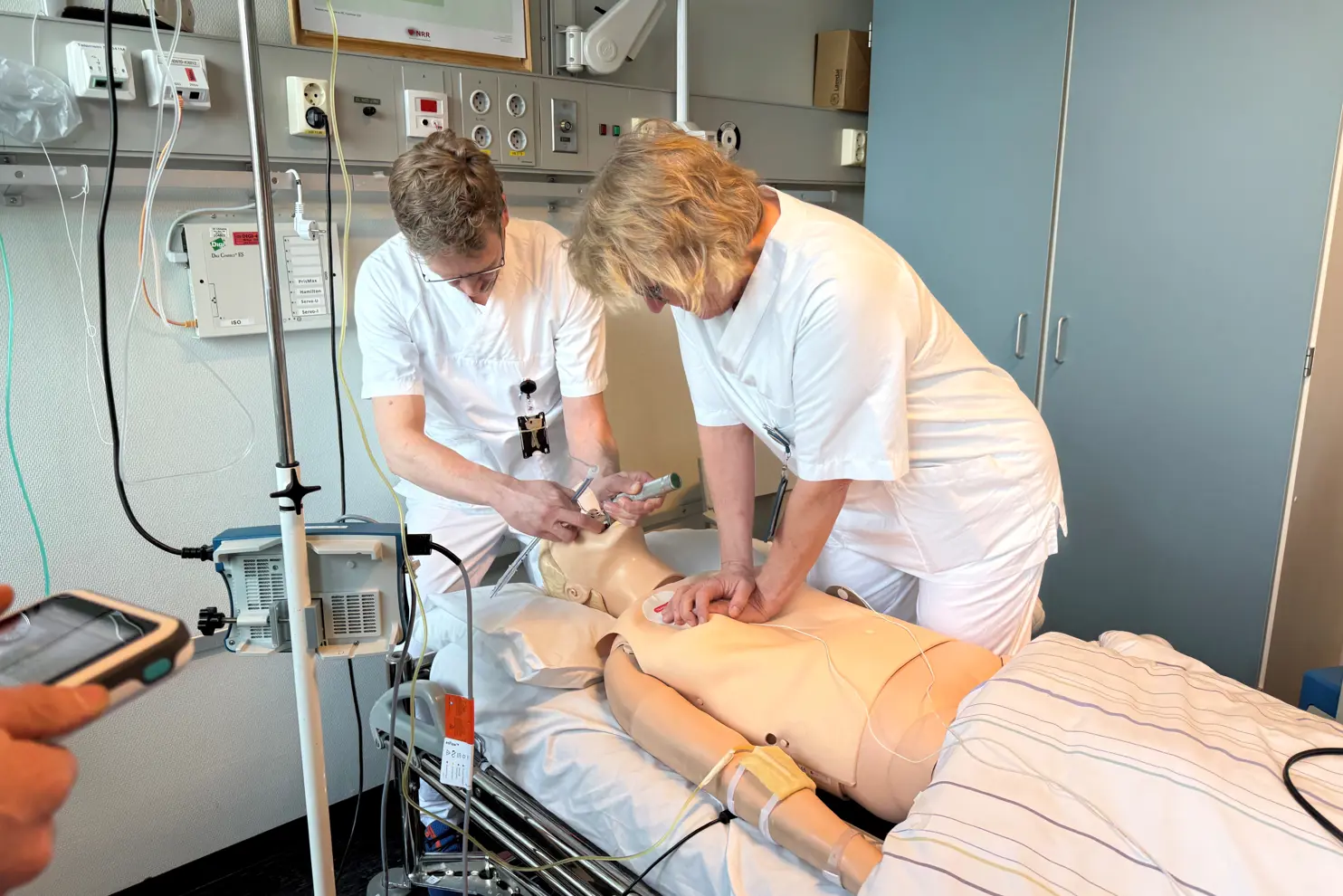 Et par personer på et sykehus