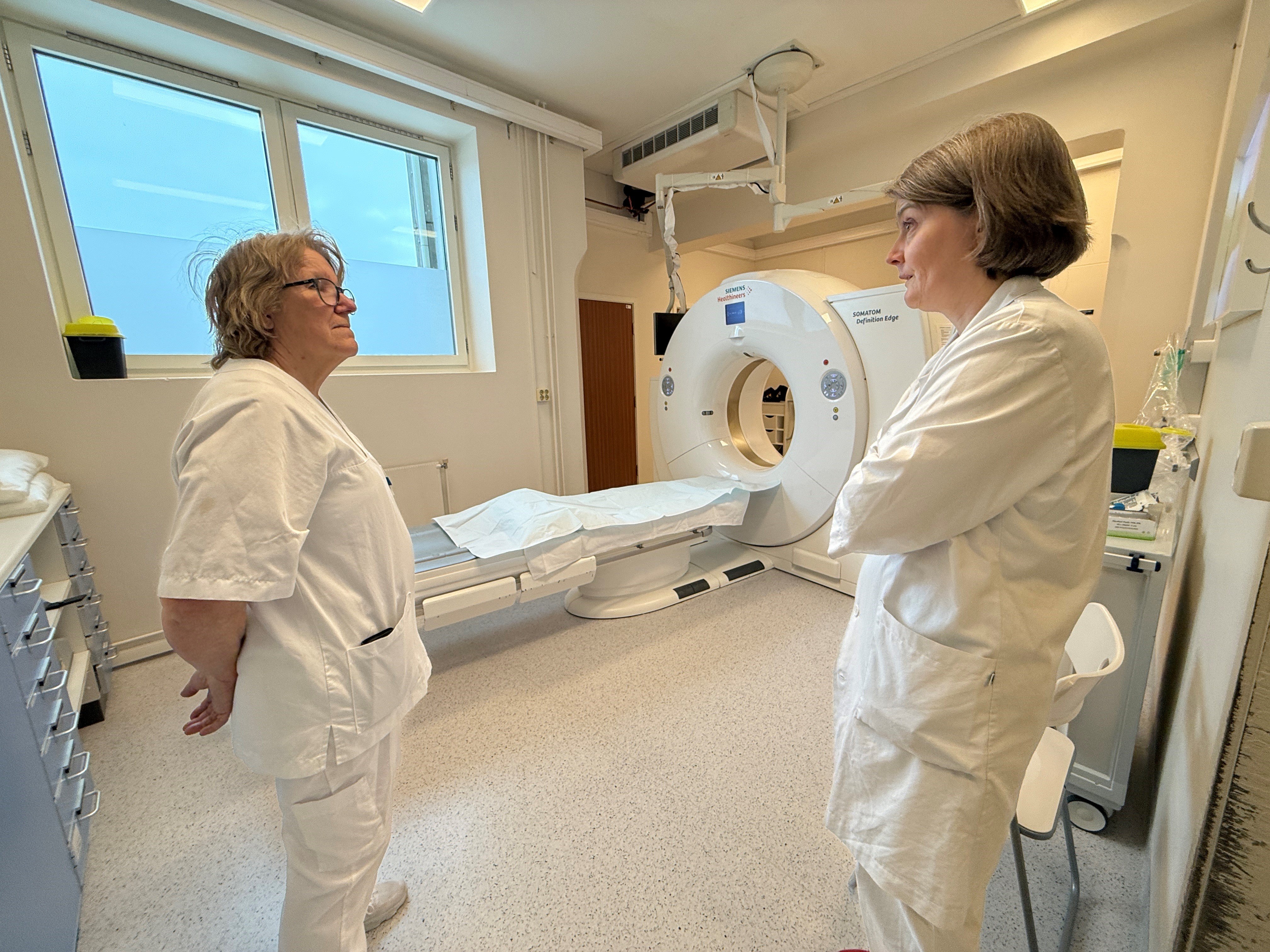 Kvinner i hvite laboratoriefrakker i et rom med toalett og vindu