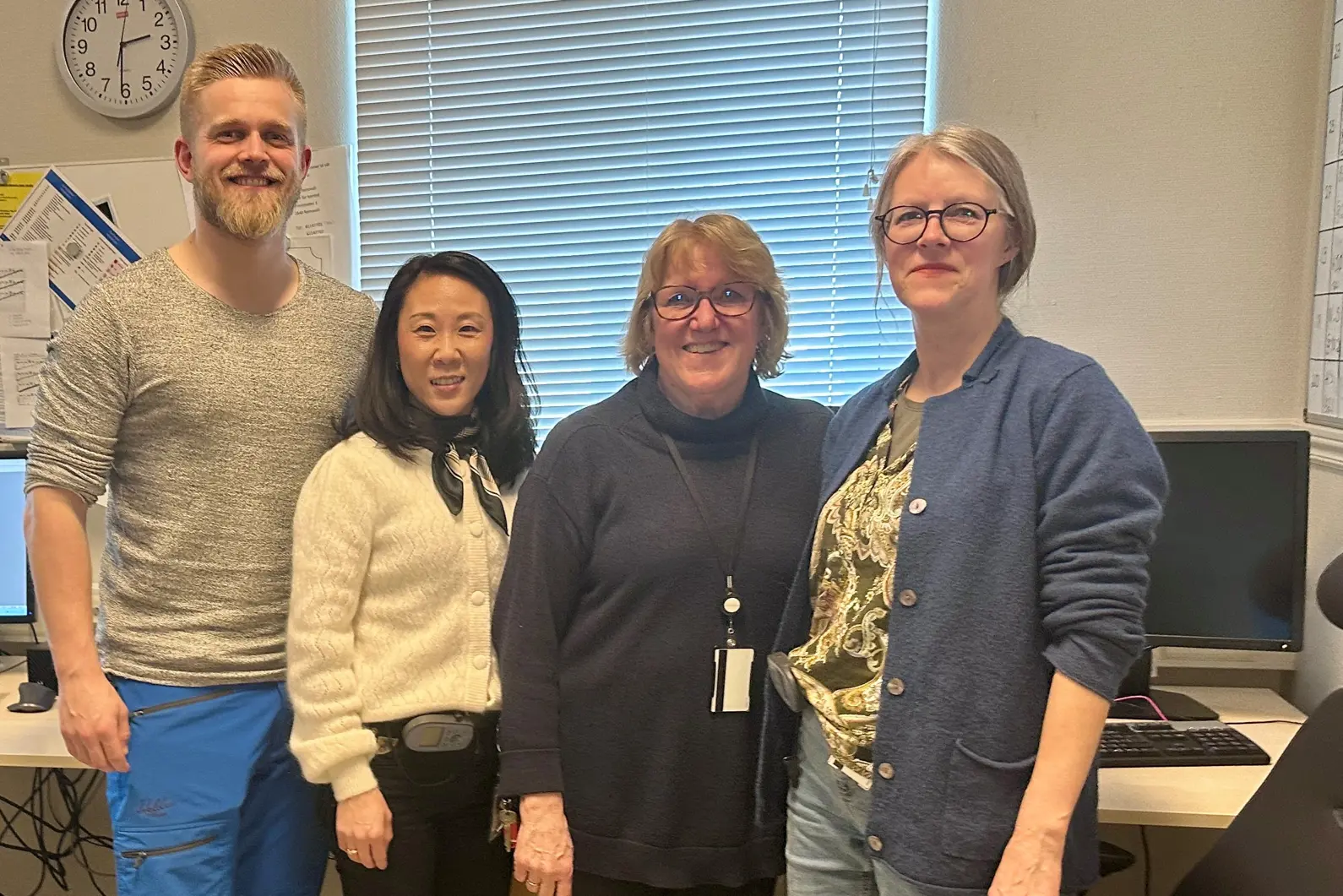 Ansatte ved enhet for korttidsbehandling sammen med administrerende direktør, gruppebilde.