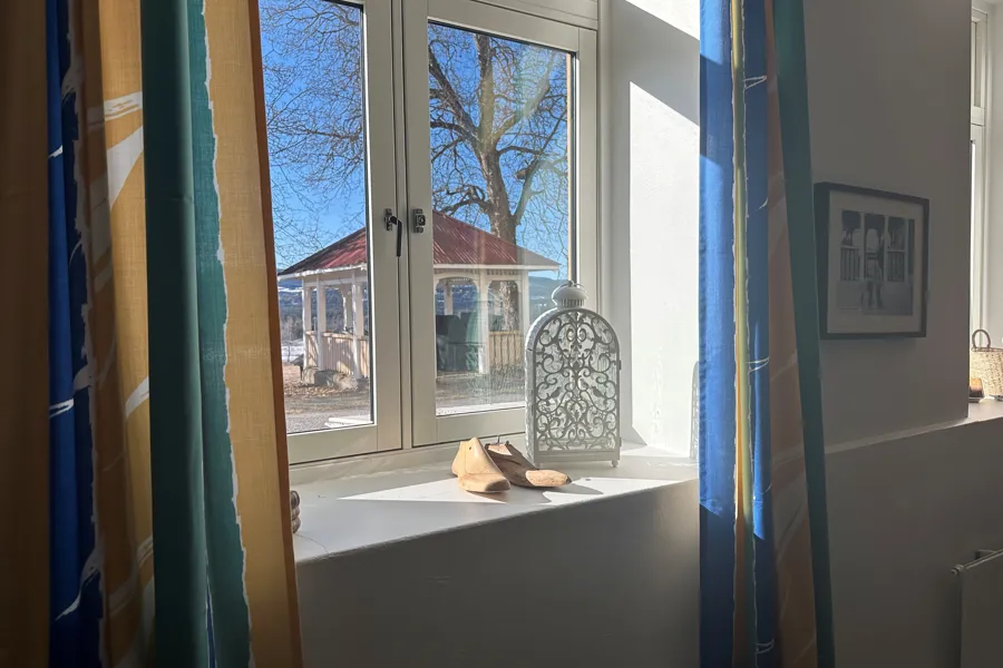 Et vindu med utsikt ved enhet for korttidsbehandling.