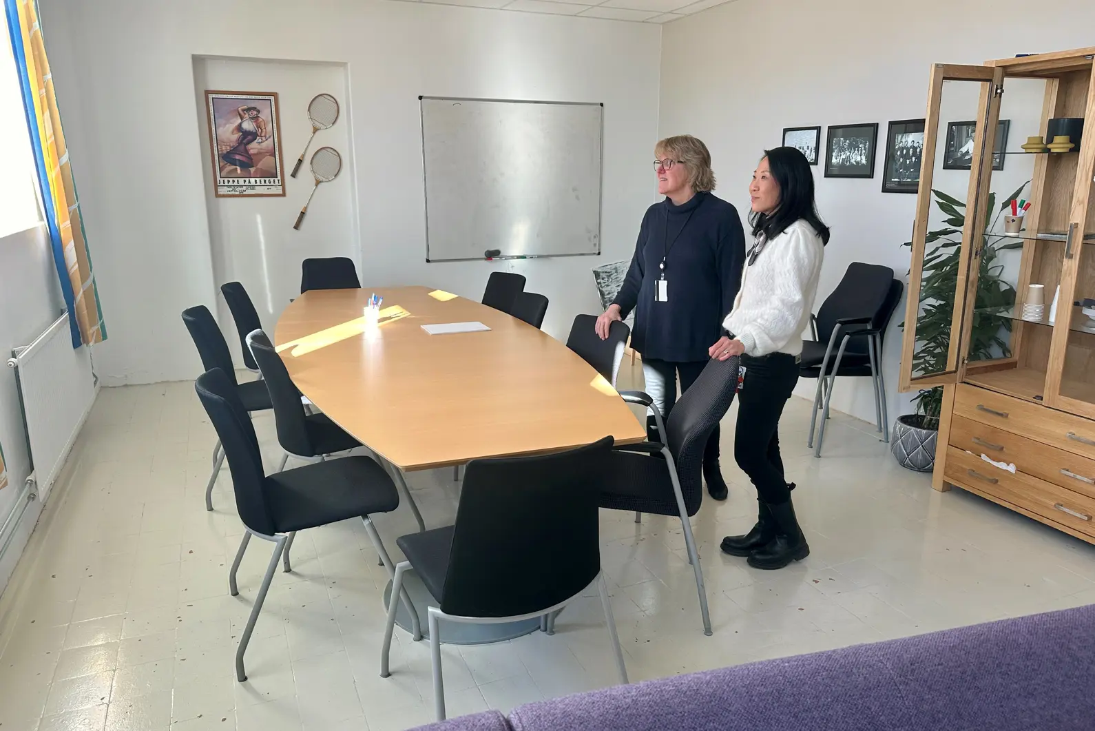 Ansatt og administrerende direktør i kjellerlokalene til enheten.