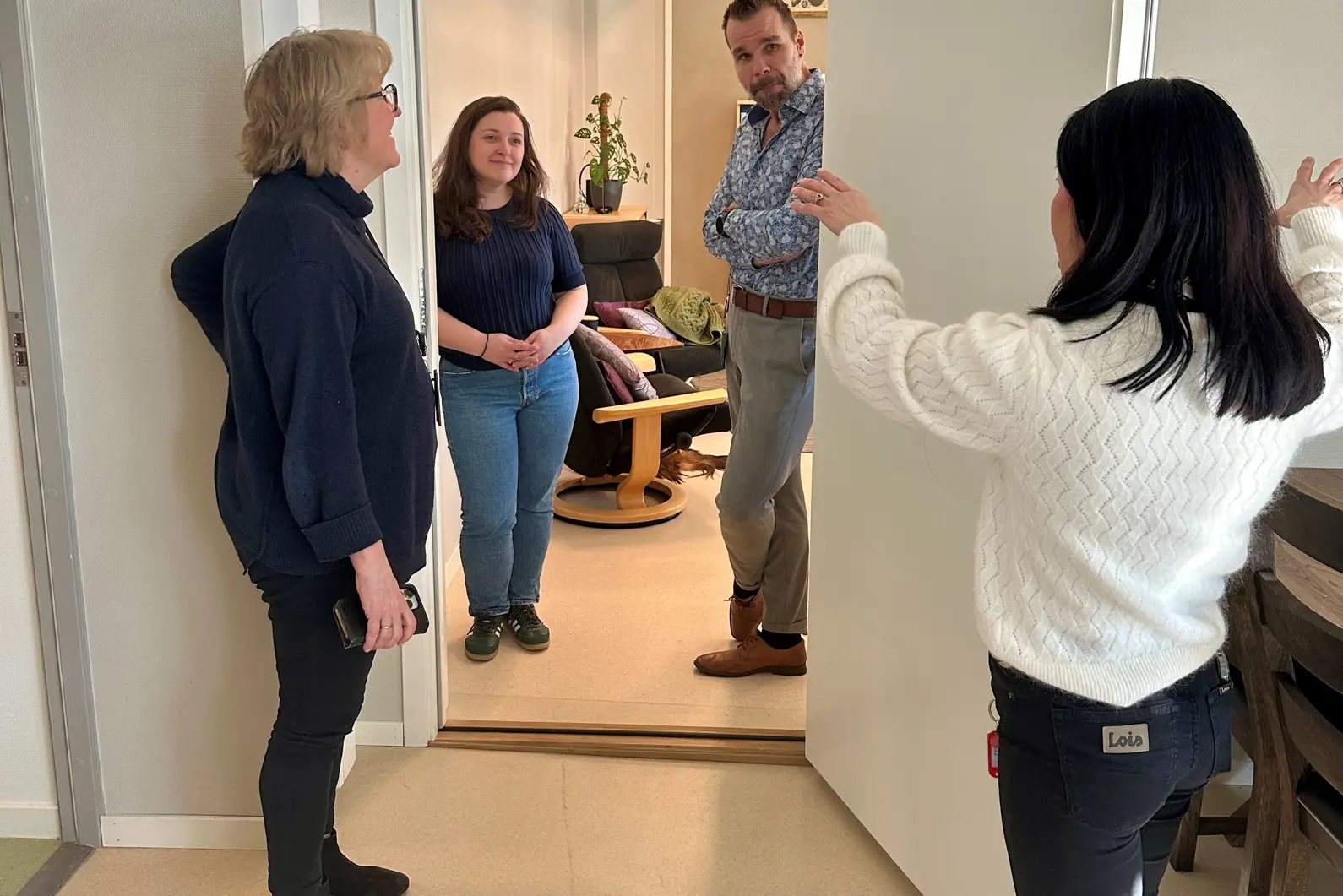 Ansatte og administrerende direktør på omvisning i avdelingen.