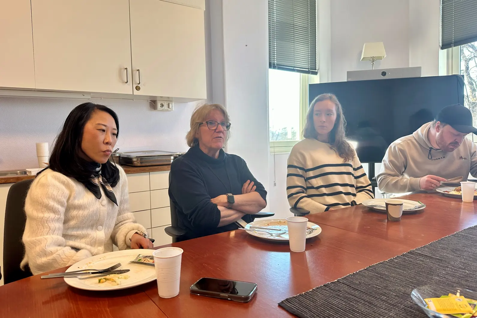 Ansatte ved enheten og administrerende direktør sitter rundt bordet og spiser lunsj.