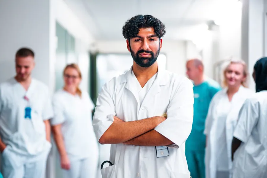En mann med skjegg og hvit laboratoriefrakk