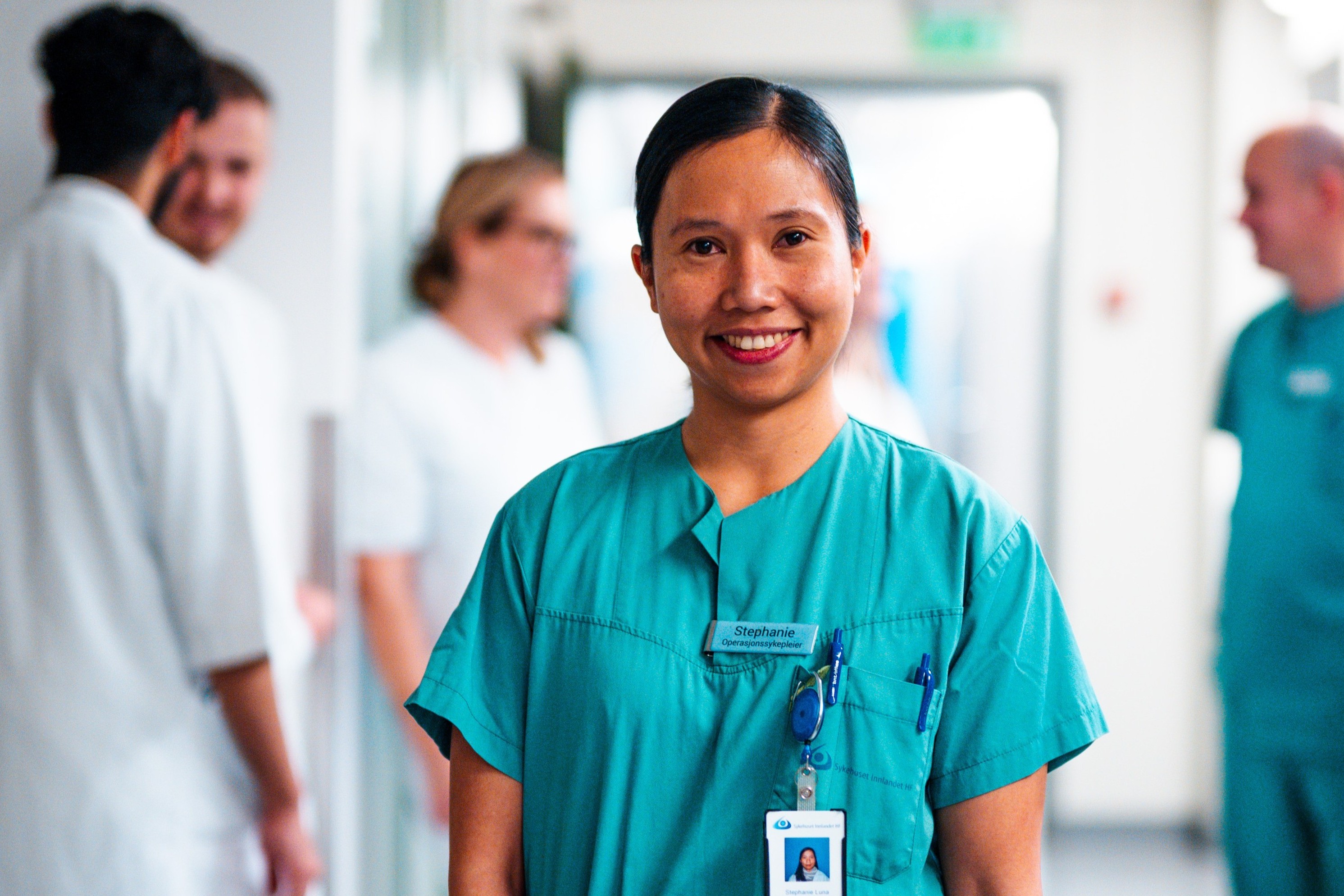 En mann med blå skjorte