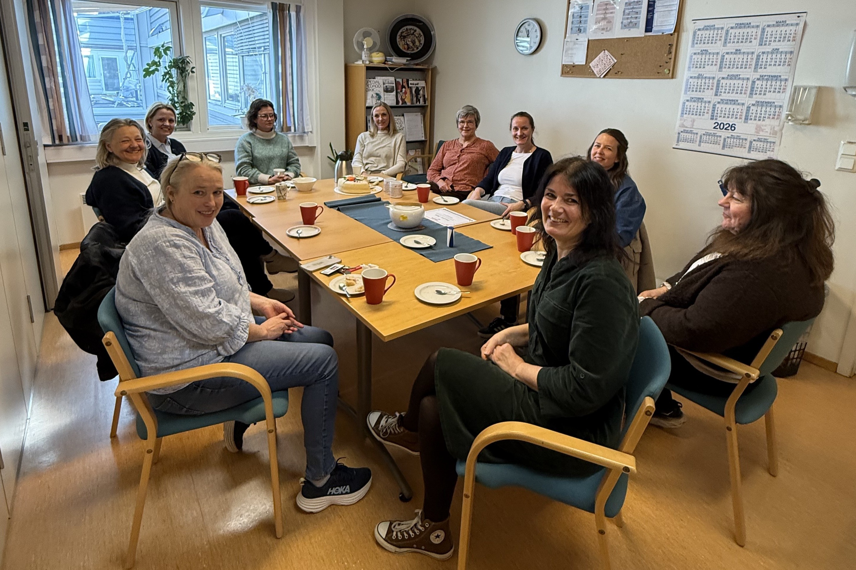 Ansatte fra BUP Innlandet og Kompetansetjenesten for pasient- og pårørendeopplæring feirer vinnerne med kake