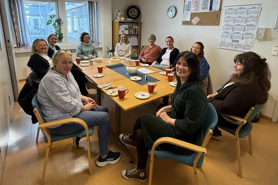 Ansatte fra BUP Innlandet og Kompetansetjenesten for pasient- og pårørendeopplæring feirer vinnerne med kake