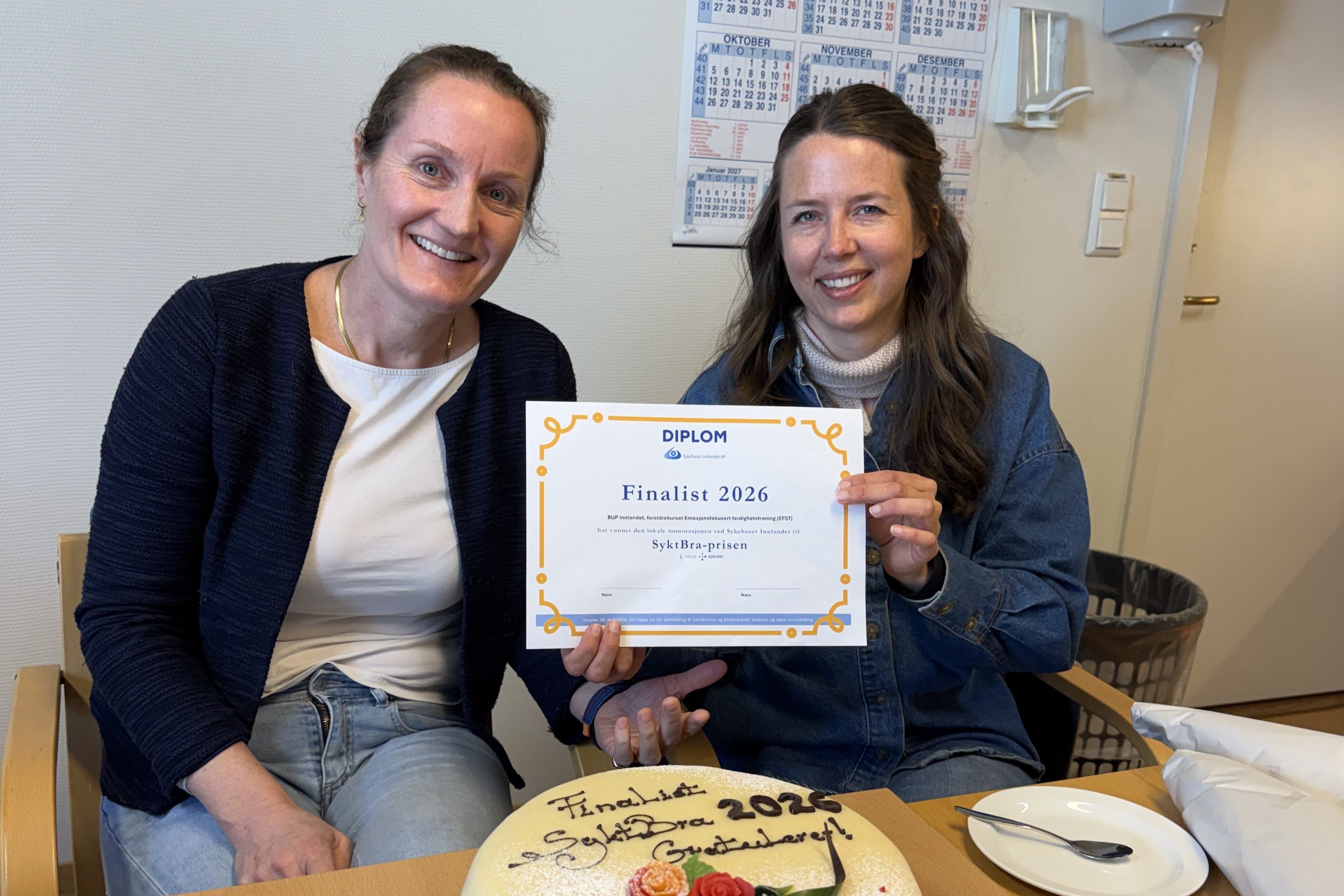 Christine Blom, psykologspesialist i Sykehuset Innlandet, og Marte B. Nordstoga, kommunepsykolog i Gran kommune, med diplom.