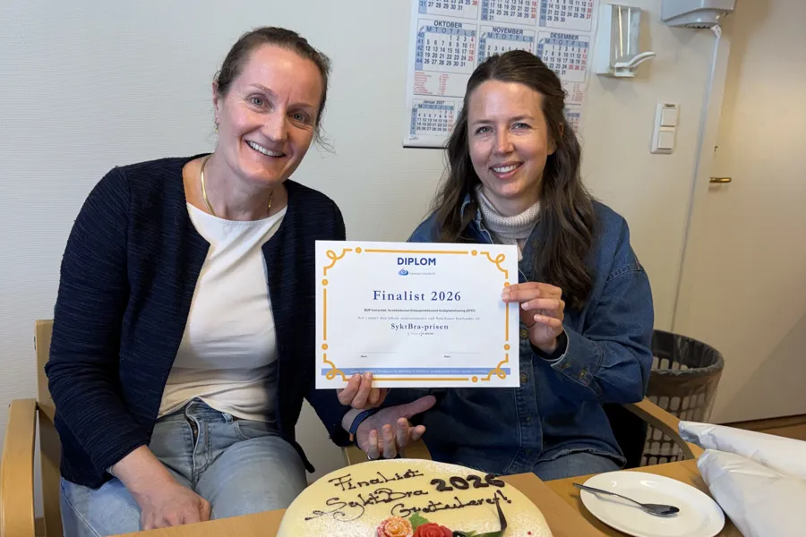 Christine Blom, psykologspesialist i Sykehuset Innlandet, og Marte B. Nordstoga, kommunepsykolog i Gran kommune, med diplom.
