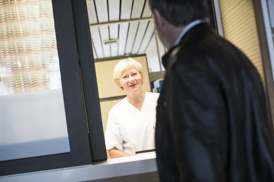 En kvinne som ser på en mann