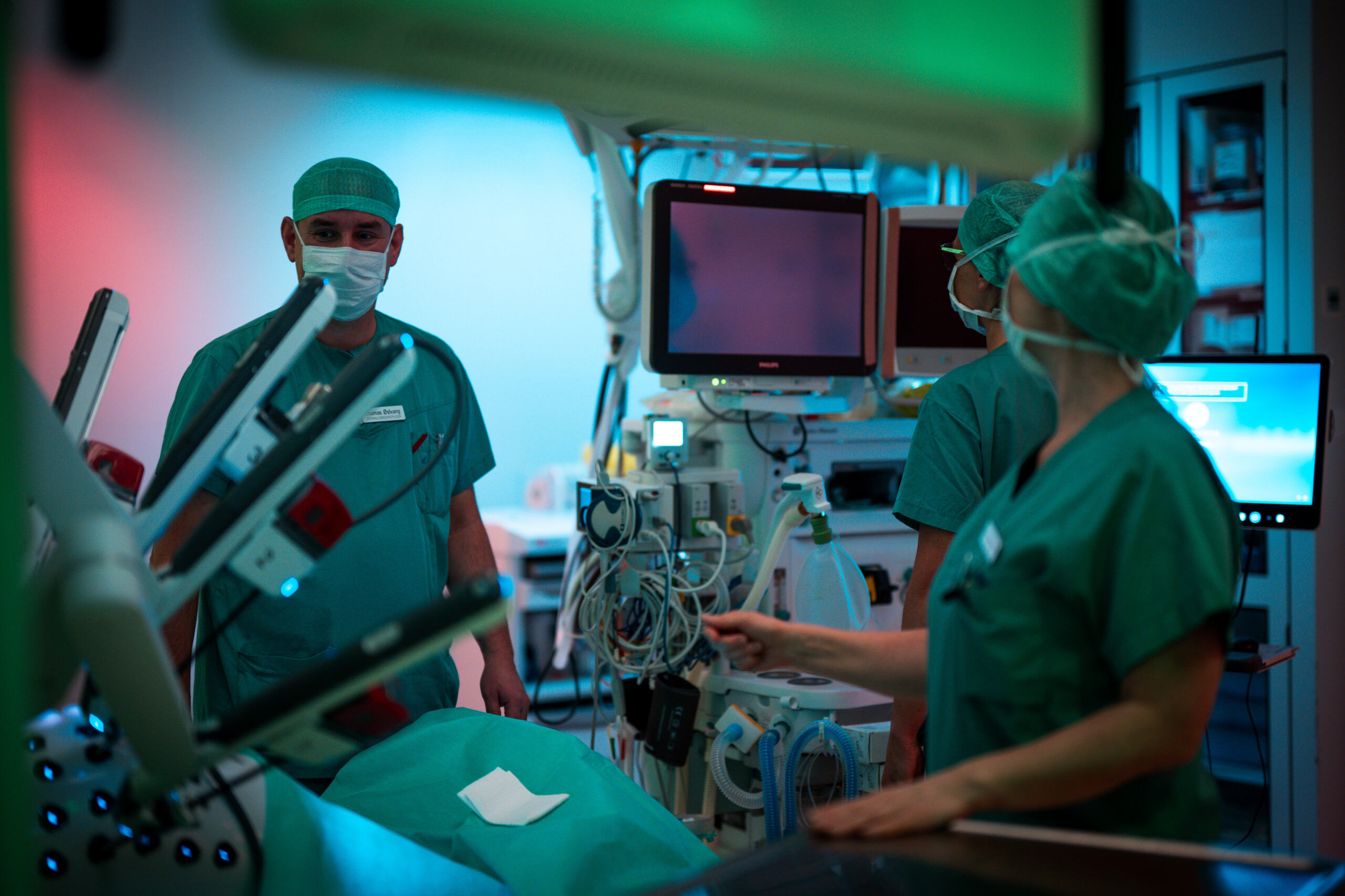 Kirurger i grønt på en operasjonssal